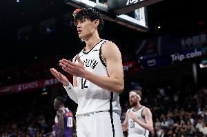 曾凡博未获得出场机会！媒体人：比赛很精彩 但还是不那么对味